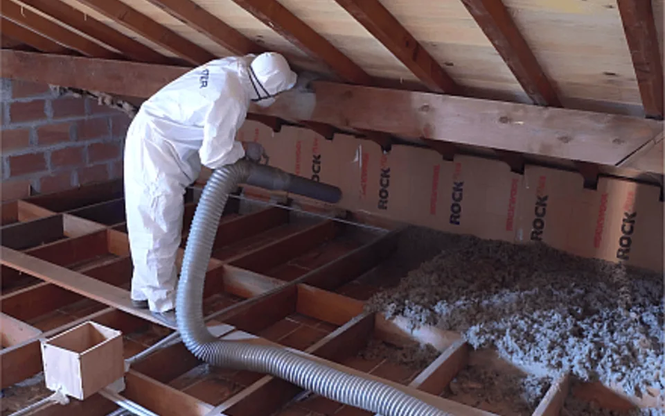 Soufflage d'isolant dans des combles perdus