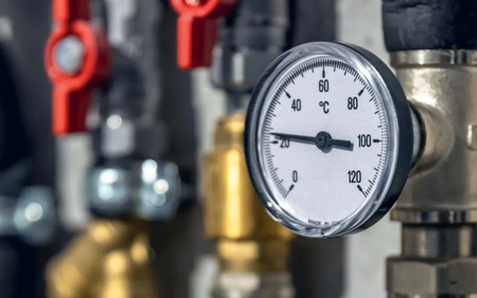 Manomètre et vannes sur un réseau de chauffage