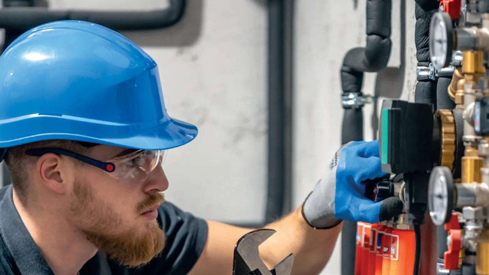 Technicien intervenant sur un réseau de chauffage collectif